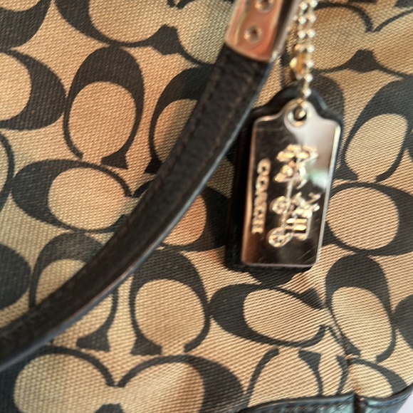 Coach purse with shoulder strap is - Picture 3 of 6